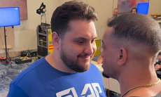 Казахстанец провел дуэль взглядов перед поединком в лиге главы UFC