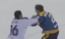 Алихан Асетов избил хоккеиста китайского клуба во время матча КХЛ. Видео