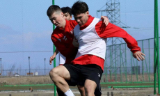 «Сломали челюсть и выбили зубы». Массовая драка произошла между игроками «Актобе» и «Ордабасы». Видео