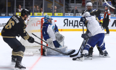 «Барыс» пропустил шесть шайб и проиграл последней команде конференции КХЛ