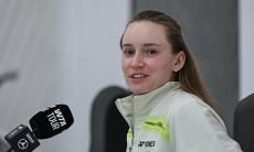 Елена Рыбакина в стильном образе появилась на турнире в Майами