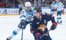 Гол лидера сборной Казахстана помог оформить разгром в плей-офф КХЛ. Видео