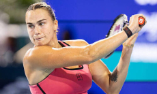 Арина Соболенко выиграла титул после победы над Еленой Рыбакиной