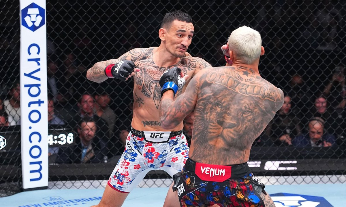 Видео полного боя Макс Холлоуэй — Чарльз Оливейра с разгромом на UFC 326