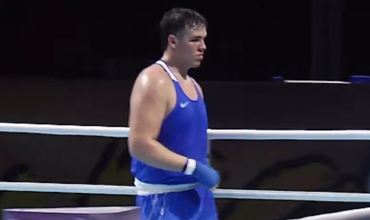 Казахстанский супертяж нокаутом выиграл медаль турнира по боксу. Видео