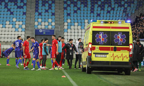 Главный тренер потерял сознание во время матча отбора на Евро. Видео