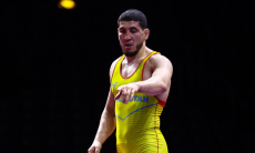 Казахстанский борец победил призера чемпионата мира и вышел в полуфинал ЧА-2026