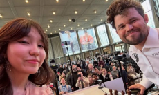 Казахстанская шахматистка выиграла медаль после селфи с Магнусом Карлсеном