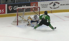 Казахстанский хоккеист забросил шайбу в матче за канадский клуб