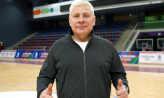 Главный тренер сборной Азербайджана получил подарок в Казахстане. Видео