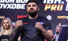 Уроженец Казахстана Артур Манн прошёл взвешивание перед боем за титул WBA. Видео