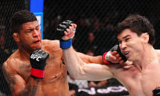 Гилберта Бернса нокаутировали в главном бою турнира UFC в весе Шавката Рахмонова. Видео