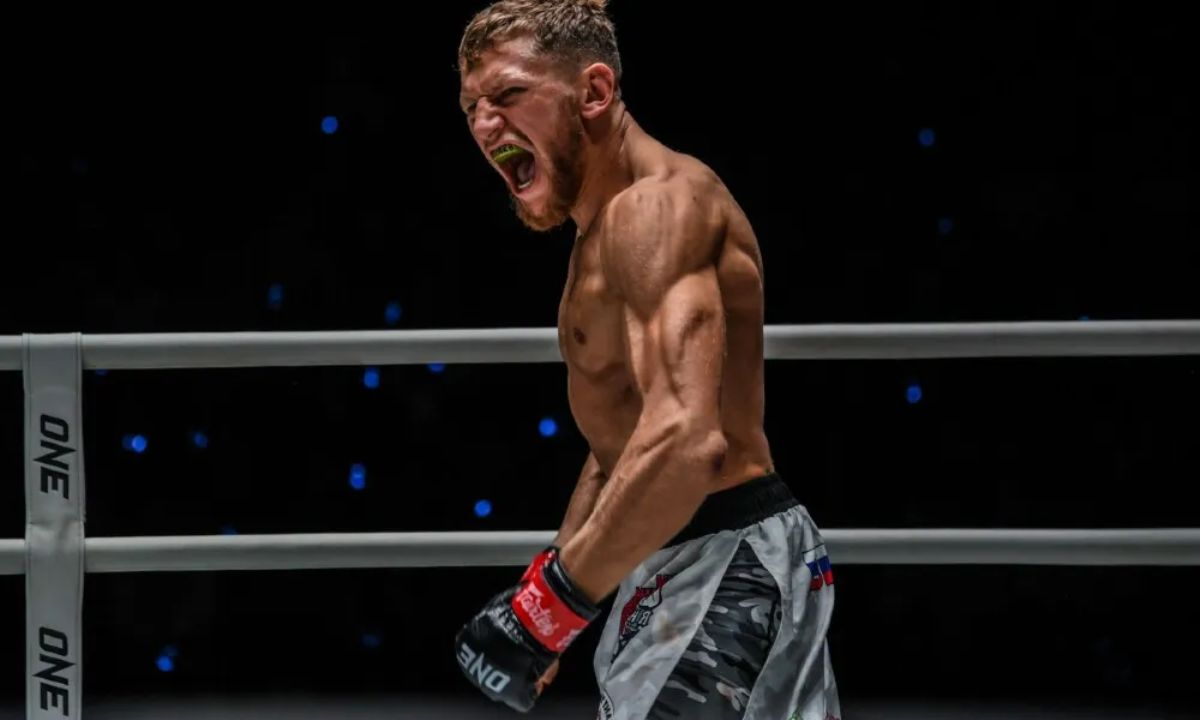 Российский боец готовится представить Казахстан в UFC