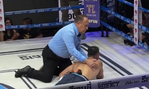 Казахстанский боксёр мощно нокаутировал непобеждённого соперника в бою за титул WBA. Видео