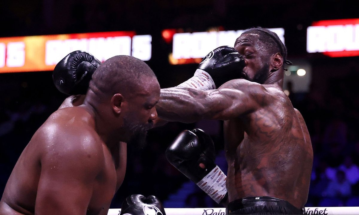 Главный бой вечера бокса обернулся рубкой звездных супертяжей с нокдаунами. Видео