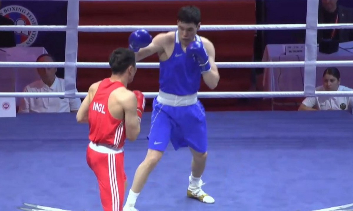 Казахстанский боксёр нокаутировал хозяина ринга и вышел в финал ЧА-2026