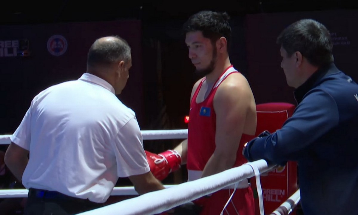 Нурбек Оралбай выиграл с нокдауном и вышел в финал ЧА-2026 по боксу