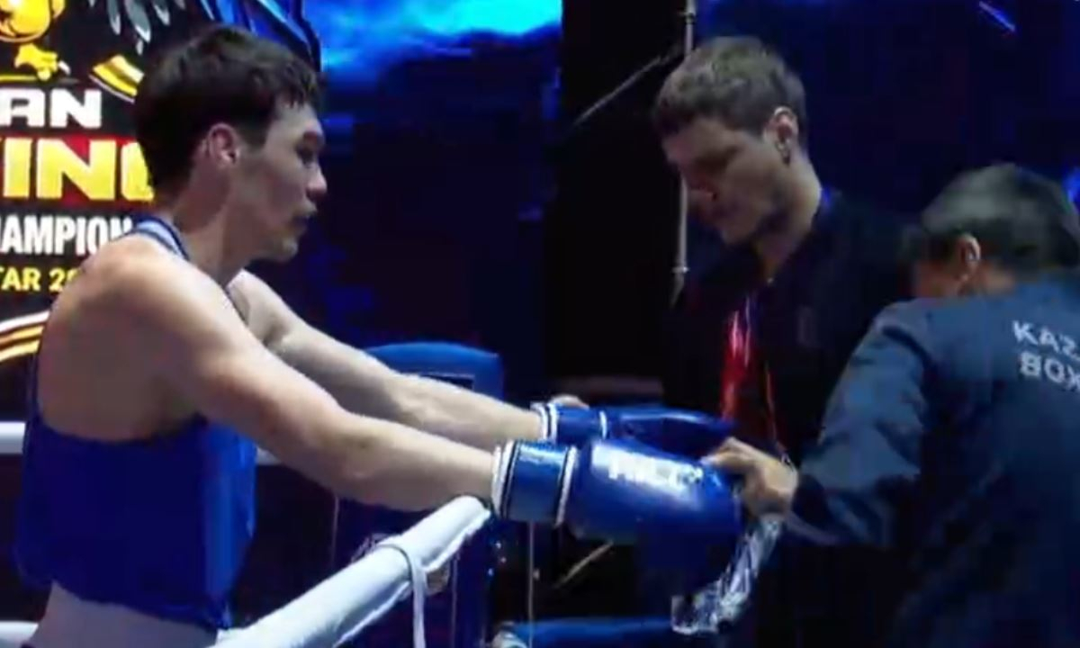 Тренер платит казахстанскому боксеру по 100 долларов за каждый нокдаун на ЧА-2026