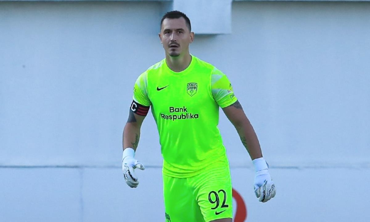 Лидер чемпионата Азербайджана объявил решение по голкиперу сборной Казахстана