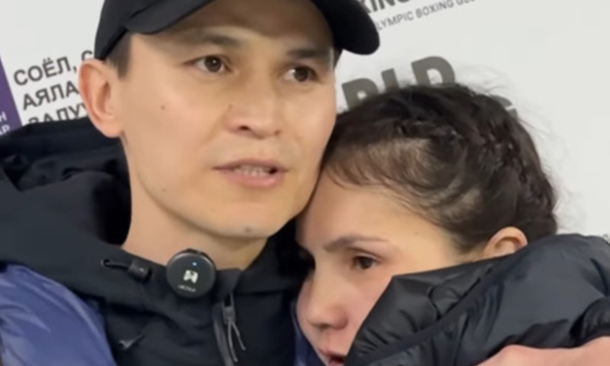 Муж растрогал многодетную медалистку ЧА-2026 по боксу из Казахстана. Видео