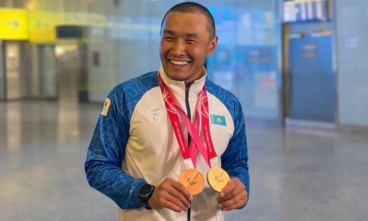 Чемпион Паралимпиады-2026 из Казахстана вернулся в зал ММА. Видео