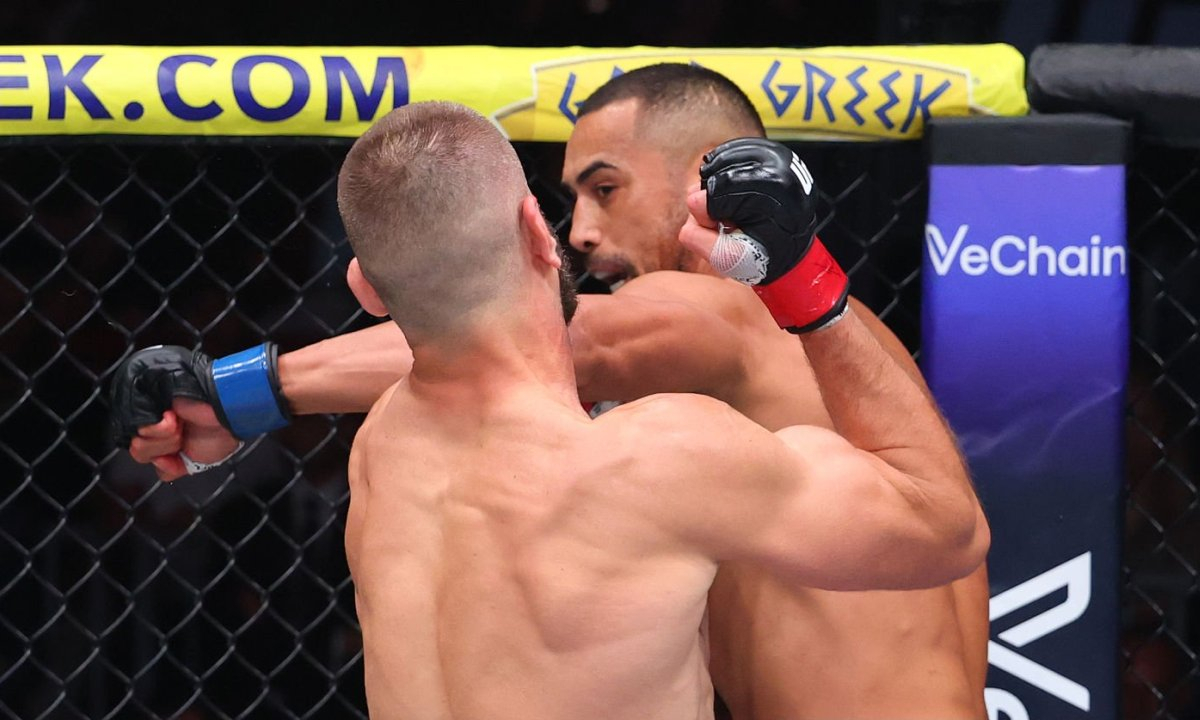 Главный бой турнира UFC 327 за чемпионский титул обернулся быстрым нокаутом. Видео