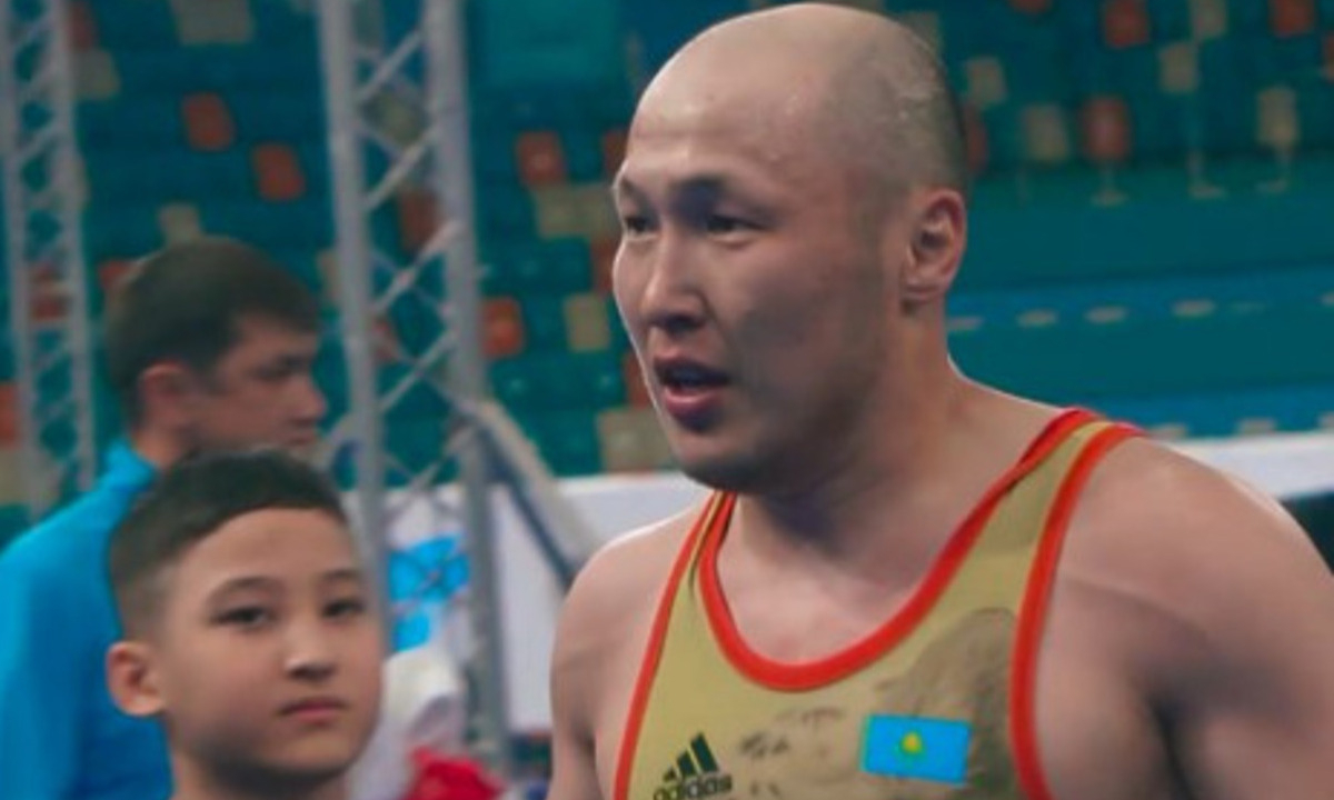 Борец из Казахстана попросил прощения у узбекистанца на ЧА-2026