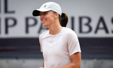 Медведев рассмешил Швентек шуткой о своей игре на грунте
