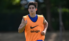 «Съедает по три коровы или что?». Дастан Сатпаев удивил фаната «Челси» из Африки