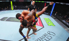 Непобеждённый боец из России выиграл в дебюте UFC. Видео