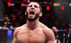 Махачев показал два чемпионских пояса UFC. Видео