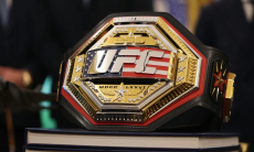 Впервые в истории может состояться бой за три пояса UFC