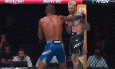 Главный бой турнира UFC в Париже закончился быстрым нокаутом. Видео