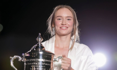 Елену Рыбакину облили шампанским после победы в финале US Open-2026. Видео