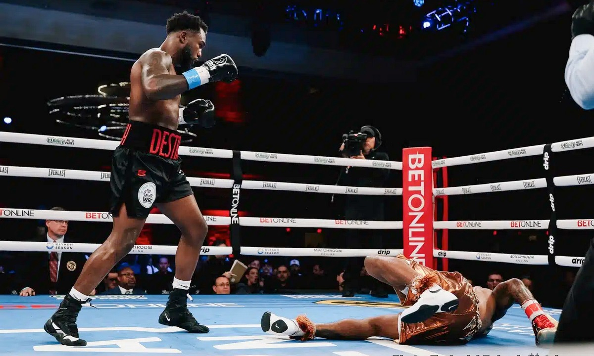 WBC загнал чемпиона мира в угол боем с казахстанским боксёром
