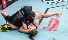 Жестким болевым приемом закончился бой на турнире UFC. Видео