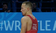 Чемпион мира по греко-римской борьбе из Казахстана вышел в полуфинал ЧМ-2026