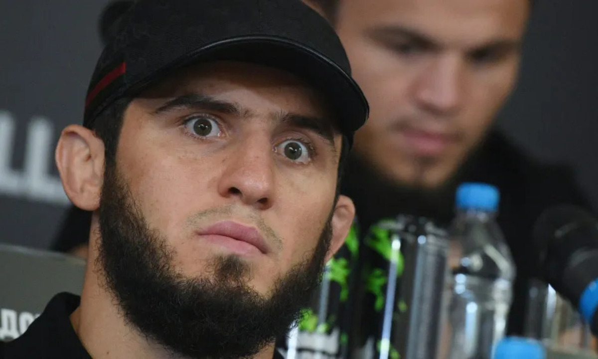 Оливейра назвал бойца, способного отобрать титул UFC у Махачева