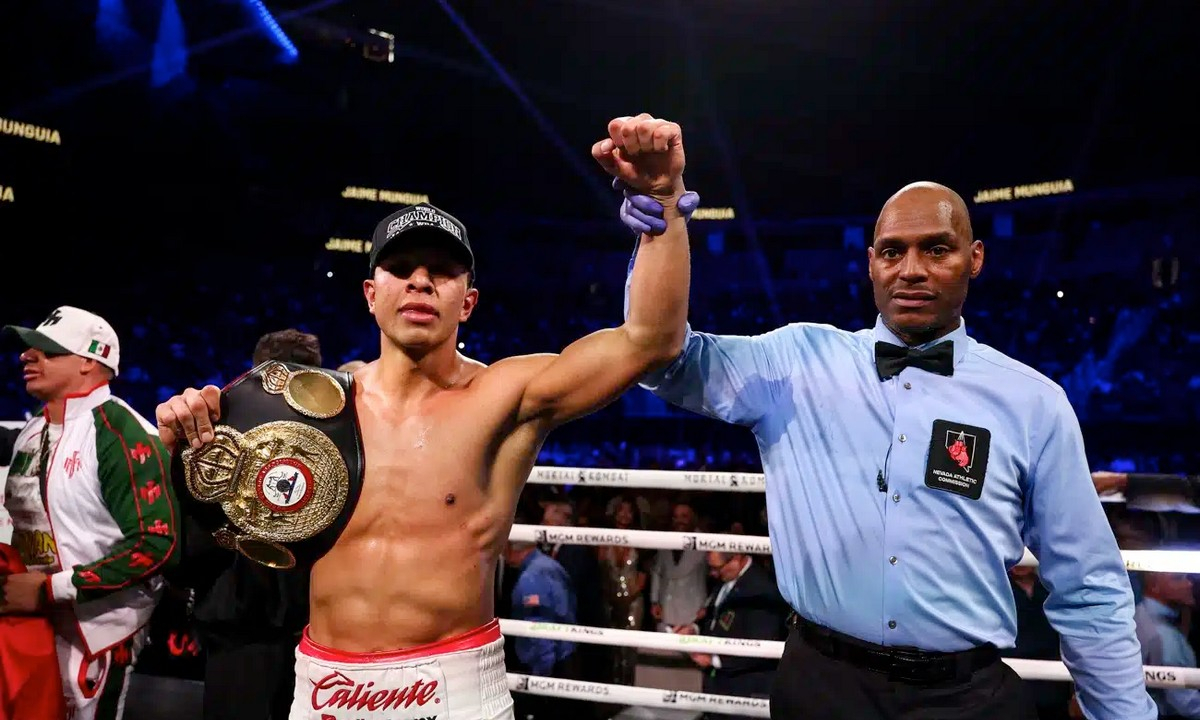 Мунгия озвучил сроки боя с Меликузиевым за титул WBA